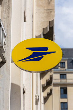 Le logo de La Poste au format vertical le 18 avril 2026 - Paris, France.