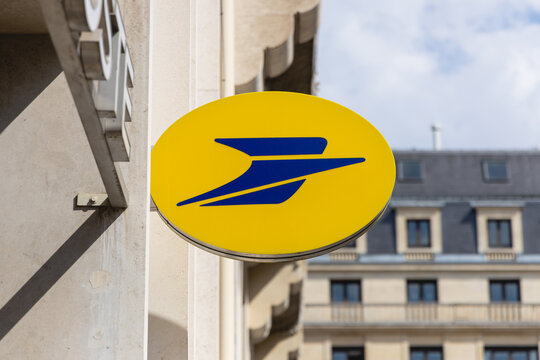 Le logo de La Poste le 18 avril 2026 - Paris, France.