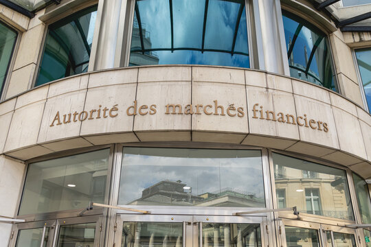 L'ent&eacute;e de l'AMF (Autorit&eacute; des March&eacute;s Financiers) avec son logo le 18 avril 2026 - Paris, France.