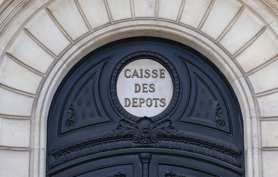 Gros plan sur le logo de la Caisse des D&eacute;p&ocirc;ts et Consignations en France le 18 avril 2026 - Paris, France.