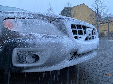 Vereistes Auto im Winter mit Schnee und Eis &ndash; robuste Bedingungen, K&auml;lte, Frost, Fahrzeug im Einsatz, Wetterextreme, Stra&szlig;e, Sicherheit, Editorial, Copyspace volvo editorial