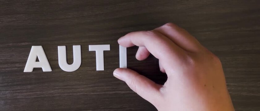 la palabra autismo escrita con letras may&uacute;sculas blancas en un fondo oscuro (versi&oacute;n r&aacute;pida)