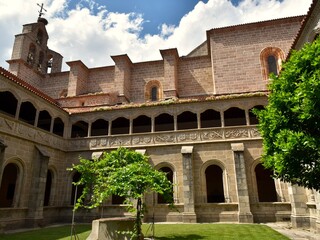 Fototapeta premium Le cloître du silence et le clocher du monastère royal Saint Thomas à Avila en Espagne