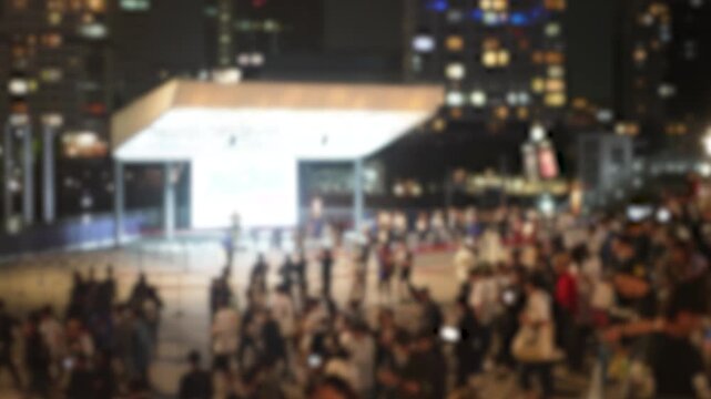 ライブ会場で混雑する大勢の観客