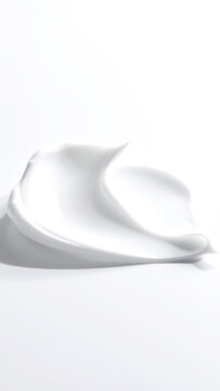 Wei&szlig;e Creme-Textur als glatter Pflege-Swatch auf hellem Hintergrund