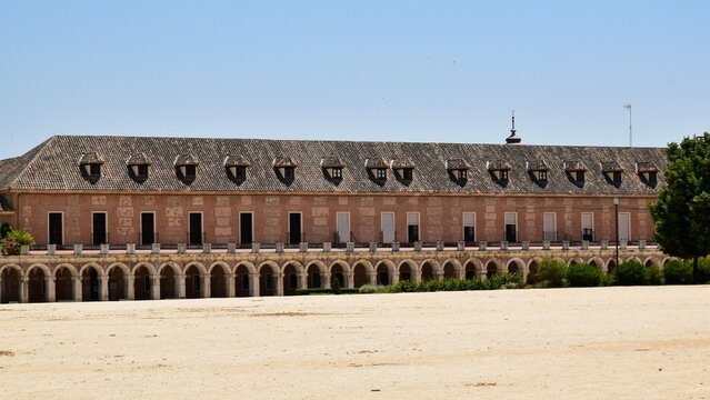 Les anciennes d&eacute;pendances du Palais Royal d&rsquo;Aranjuez le long de la Plaza de las Parejas