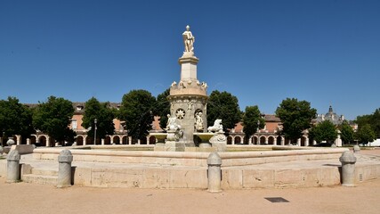 Fototapeta premium La Fontaine de la Mariblanca sur la place Saint-Antoine à Aranjuez en Espagne