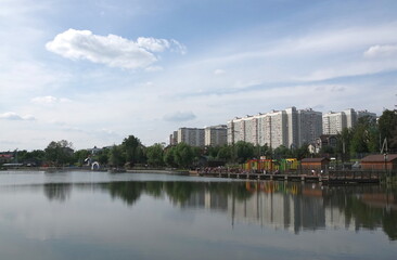Obraz premium Pykhtinsky pond on a summer day in Moscow