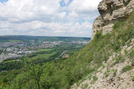 Felswand in den Jenaer Bergen an der Saalehorizontale
