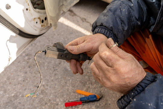 Replacing the central locking motor in a front door.