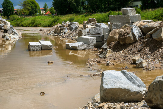 Im Sommer 2021 wird  in Weilheim/Bayern der Hochwasserschutz an der Ammer verbessert und das Gew&auml;sserbett teilrenaturiert