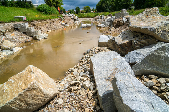 Im Sommer 2021 wird  in Weilheim/Bayern der Hochwasserschutz an der Ammer verbessert und das Gew&auml;sserbett teilrenaturiert