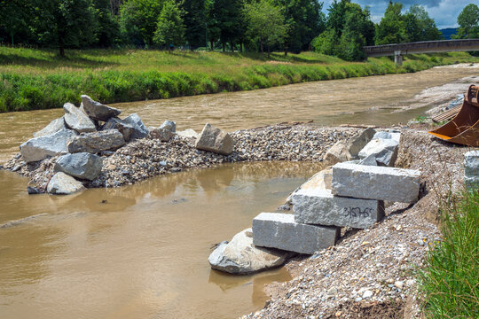 Im Sommer 2021 wird  in Weilheim/Bayern der Hochwasserschutz an der Ammer verbessert und das Gew&auml;sserbett teilrenaturiert