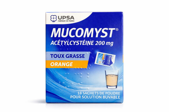boite de sachets de Mucomyst des laboratoires UPSA isol&eacute; sur un fond blanc