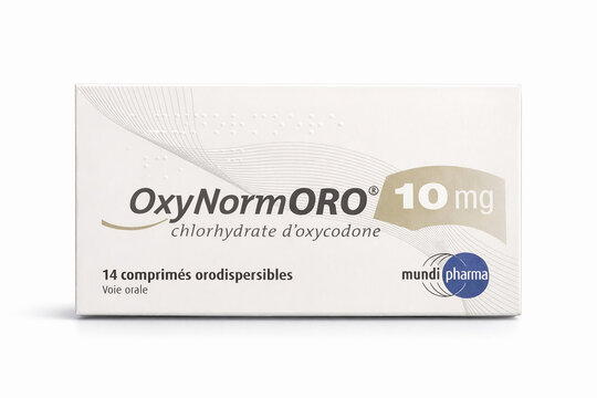 boite de comprim&eacute;s de marque OxynormORO isol&eacute; sur un fond blanc