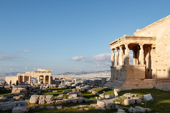 Erecte&oacute;n con las Cari&aacute;tides en la Acr&oacute;polis de Atenas