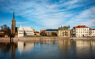 Fototapeta premium Sweeping View Of The Oder River And The Stunning Historic Section Of Wroclaw, Poland
