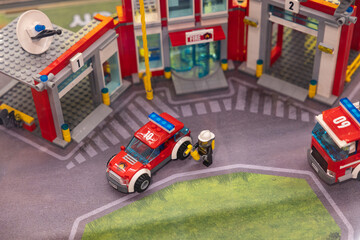 Naklejka premium LEGO City fire truck with ladder and fire station display