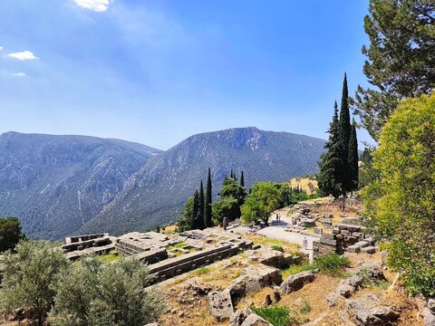 Photo of the ancient ruins of the Sanctuary of Apollo at Delphi, perched above Greece&rsquo;s stunning Pleistos Valley.