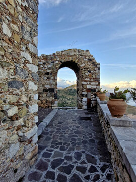 L'Antica Porta di Castelmola: Scorcio Medievale in Pietra con Vista Panoramica sulla Sicilia 409
