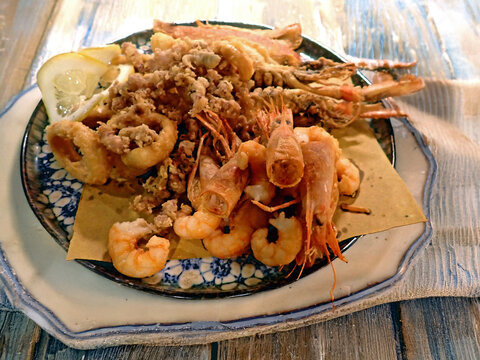 L'Oro del Mare: Fritto Misto di Pesce Croccante con Gamberi e Calamari su Carta Paglia 409