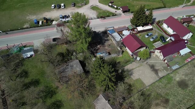 Ujezd - Zamek Krzyżtop&oacute;r - Polska - ruiny zamku nagrane dronem, ujęcie płynne wykonane z g&oacute;ry, kinowe, ruiny zamku, pole, chmury, niebo