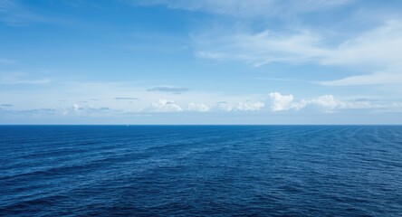 Obraz premium Vast soothing ocean and sky horizon scene