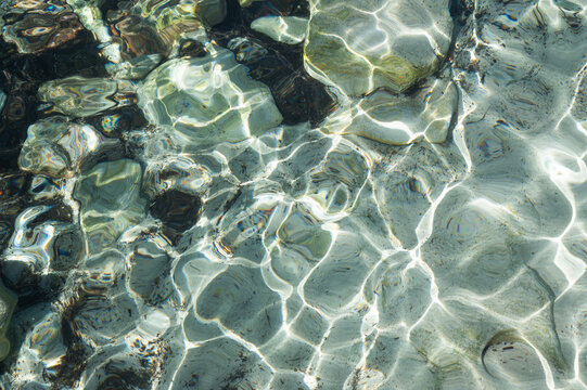 agua transparente de color turquesa en Cala des Canutells, Menorca, Islas Baleares