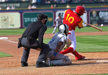 Obraz premium baseball player hitting