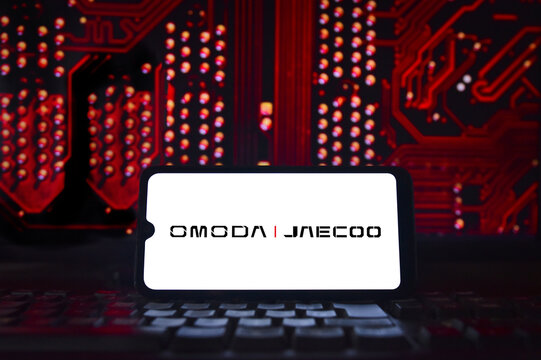 Omoda Jaecoo logo on a smartphone screen with a red technological background symbolizing dynamism and innovation.