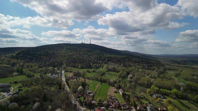 Święty Krzyż - G&oacute;ry Świętokrzyskie - Polska - szczyt w g&oacute;rach na kt&oacute;ry znajduję się wieża telegraficzna i klasztor. Ujecia wykonane dronem, kinowe, las, chmury, niebo, g&oacute;ra, pola, zieleń