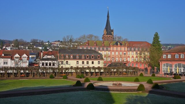 Eine Stadtansicht mit historischen Geb&auml;uden und einem zentralen Turm unter klarem Himmel, Lustgarten, Schloss, Erbach, Odenwald, Hessen, Deutschland