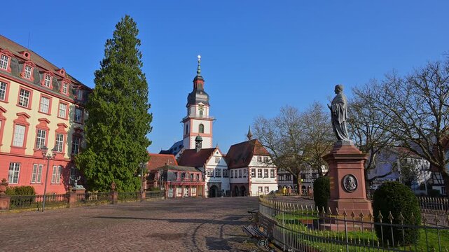 Malerszene eines historischen Platzes mit Turm, umgeben von alten Geb&auml;uden und einer Statue unter klarem Himmel, Marktplatz, Rathaus, Evangelische Stadtkirche, Graf Franz, Erbach, Odenwald, Hessen, De