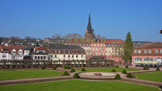Eine Stadtansicht mit historischen Geb&auml;uden und einem zentralen Turm unter klarem Himmel, Lustgarten, Schloss, Erbach, Odenwald, Hessen, Deutschland