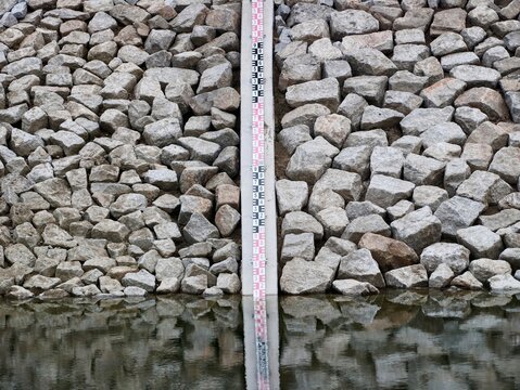 Tool designed to record water reflections and levels along stone riprap walls in city environment