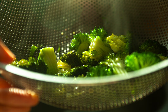 It is the process of blanching broccoli in hot water and cooling it.
the process of making healthy food