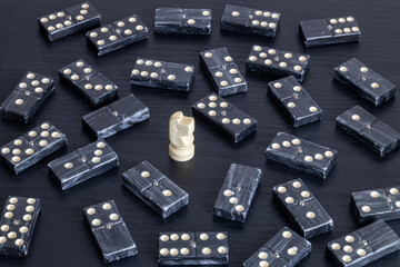 domino tiles scattered with a chess knight in the center © ALEJANDRO