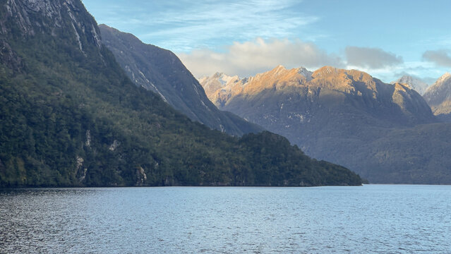 Sailing across lake Manapouri en route to Doubtful Sound