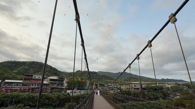 十分（台湾）の吊り橋と遠くの空に飛んでいるランタン