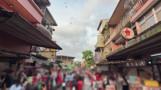 十分（台湾）の線路沿いでランタンを飛ばす多くの観光客