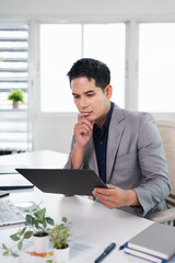 Naklejka premium Stressed upset failure paperwork stress problem troubled asian entrepreneur with laptop, report check data in papers.