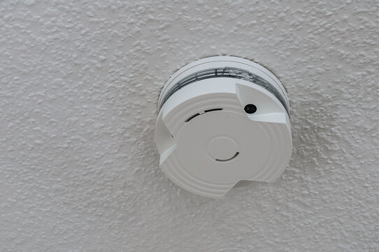 Rauchmelder an einer wei&szlig;en Decke als Brandschutzkonzept
