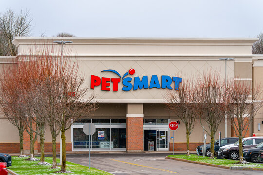 Syracuse, NY - Apr 7, 2026: A PetSmart retail store on Genesee St. in Syracuse. PetSmart, founded in 1986, is a leading pet retailer with over 1,660 locations across the US, Canada, and Puerto Rico