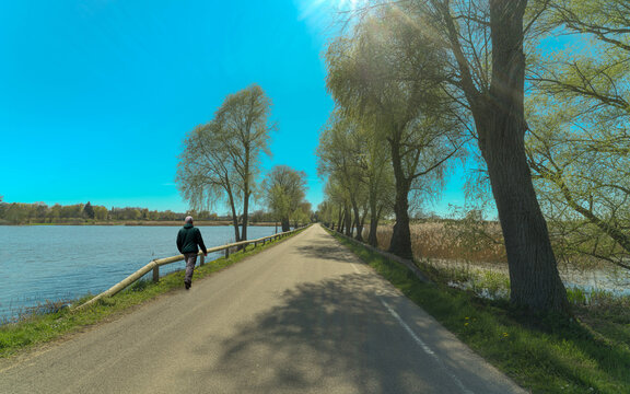 route passant entre deux eaux