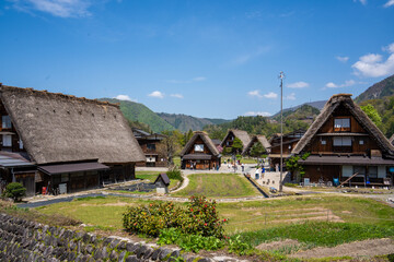 世界遺産、白川郷　合掌造り集落　春 © Hiro074