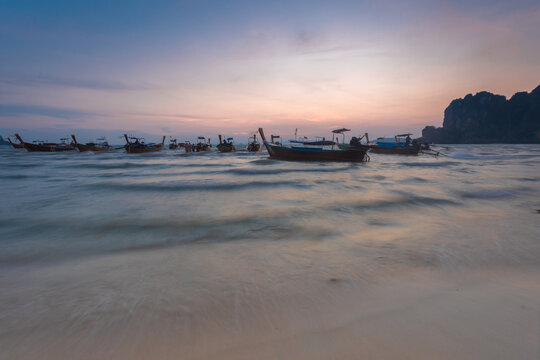 Railay Beach is world-famous, especially for the sunsets near Phra Nang Cave, also offers many activities for tourists, such as rock climbing and chartering boats for snorkeling around there, Krabi 