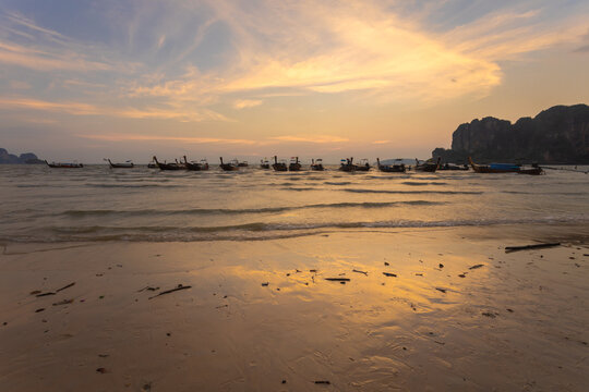 Railay Beach is world-famous, especially for the sunsets near Phra Nang Cave, also offers many activities for tourists, such as rock climbing and chartering boats for snorkeling around there, Krabi 