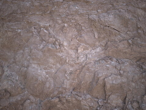 Texture di roccia sedimentaria stratificata con livelli irregolari, tonalit&agrave; marroni con superficie ruvida illuminata dal sole, ideale per materiali PBR e rendering 3D realistici