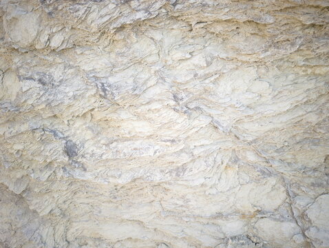 Texture di roccia sedimentaria stratificata con livelli irregolari, tonalit&agrave; marroni con superficie ruvida illuminata dal sole, ideale per materiali PBR e rendering 3D realistici