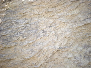 Naklejka premium Texture di roccia sedimentaria stratificata con livelli irregolari, tonalità marroni con superficie ruvida illuminata dal sole, ideale per materiali PBR e rendering 3D realistici